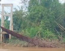 Jembatan Gantung Antar Desa  Putus,  Hasil Panen Warga di Huristak Terkendala 