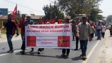 Ratusan  Buruh  Gelar Aksi Jalan Kaki Menuju Kantor DPRD Sergai, Ini Tuntutannya