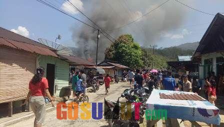Ditinggal ke Pesta Satu Unit Rumah di Desa Mela Hangus Terbakar
