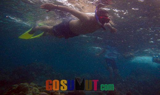 Snorkeling di Tureloto Sihar Terpesona Disapa Ikan Nemo