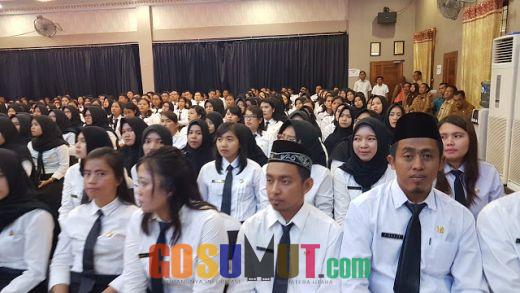 Plt Bupati Asahan Menyerahkan SK Pengakatan 400 CPNS di Pemkab Asahan