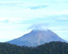 Dua Kali Semburkan Abu, Wisatawan  Harus Hati-hati Gunung Sinabung Bisa Luncurkan Awan Panas Kapan Saja