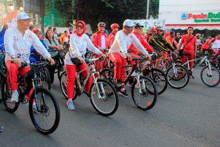 Wali Kota & Ketua TP PKK Pantau Wilayah dengan Bersepeda