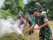 Jelang HUT RI ke – 77 Jajaran Kodim 0103 Aceh Utara Bersihkan Makam Pahlawan