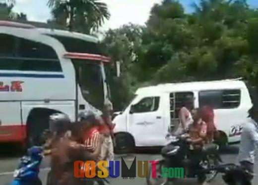 Angkot Seruduk Bus Idola di Tapteng, 4 Orang Luka-luka