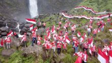 200 Bendera Merah Putih Berkibar di Air Terjun Ponot