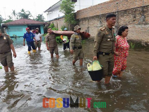 Evakuasi Korban Banjir, Satpol-PP Turunkan Personelnya