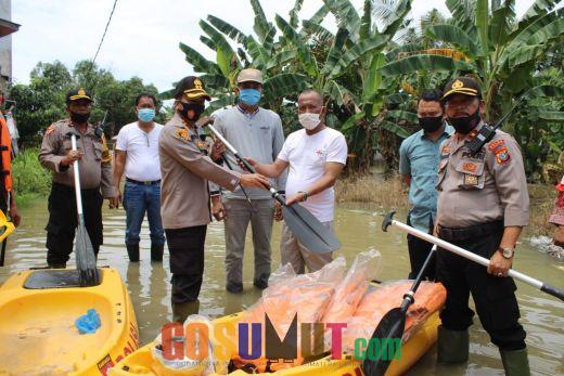 Bantu Korban Banjir, Kapolres Sergai Turunkan Perahu Karet dan Sembako