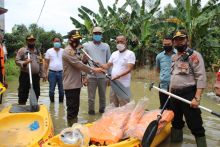 Bantu Korban Banjir, Kapolres Sergai Turunkan Perahu Karet dan Sembako