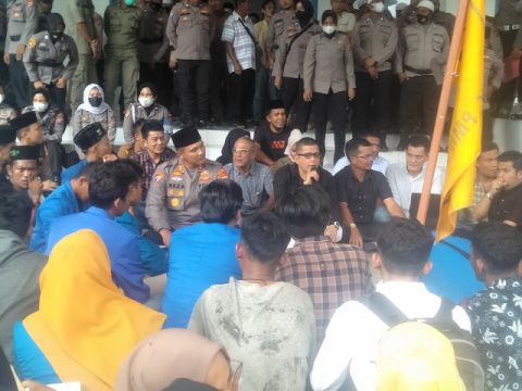 Demo Mahasiswa Penolakan Kenaikan BBM, Kapolres hingga Ketua DPRD Madina Duduk di Lantai: Dilumpur juga Saya Siap