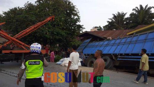 Usai Hajar Parbetor Hingga Tewas, Truk Tronton Hantam Rumah di Kecamatan Rantau Utara