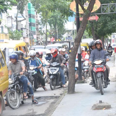 Sepeda Motor Yang Merampas Hak Pejalan Kaki Bisa Dipenjara 1 Bulan Lho, Begini Detailnya