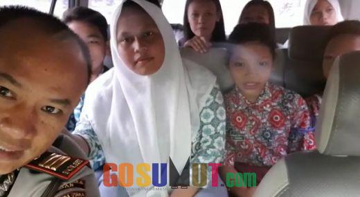 Buntut Angkot Mogok, Polsek Kutalimbaru Nganter Siswa ke Sekolah