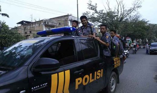 Polisi Angkut Penumpang yang Terlantar Akibat Angkot Mogok Beroperasi