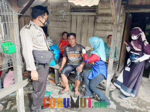 Bhabinkamtibmas dan Vaksinator Terus Bergerak Telusuri Desa Terpencil untuk Pelayanan Vaksinasi