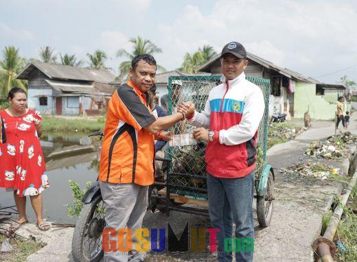 Warga Kampung Nelayan dapat Becak Pengangkut Sampah dari Bobby Nasution