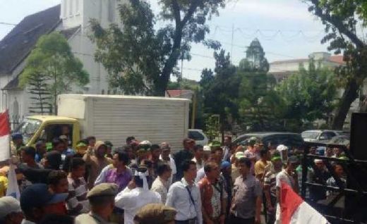 Ribuan Nelayan Dari Beberapa Kabupaten Yang Ada Di Sumut, Geruduk Kantor Gubernur Sumatera Utara