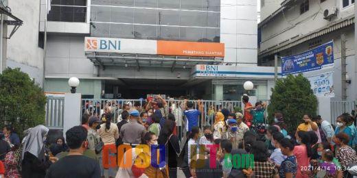 Demi Bantuan, Emak-emak di Kota Siantar Serbu Bank BNI
