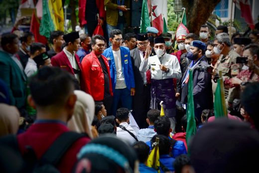 Gubernur Edy Temui Pendemo di DPRD Sumut, Siap Kawal Aspirasi Mahasiswa tentang BBM hingga Minyak Goreng