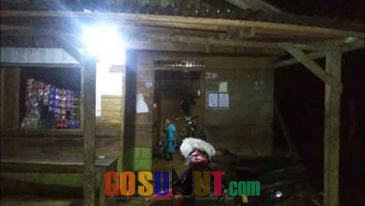 PLTS Tim PkM USU Terangi Rumah Warga Dusun Tanjung Beringin