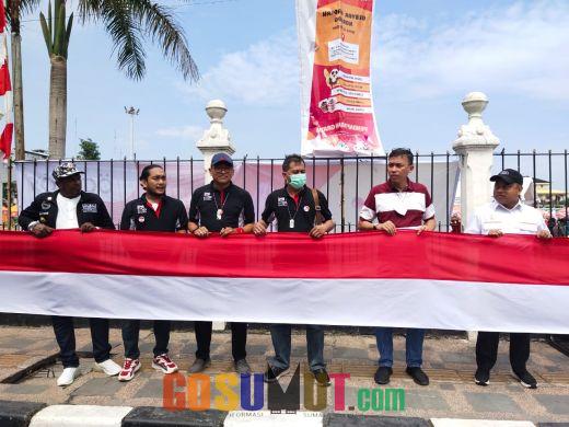 Komunitas Captiva Indonesia dan Tim Bentangkan Bendera Merah Putih Sepanjang 77 Meter di Depan Istana Maimoon Medan