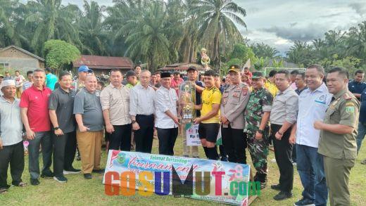Plt Bupati Palas Tutup Turnamen Sepakbola, Kesebelasan Sosa Julu Juara 1 Turnamen Antar Kecamatan