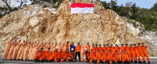 SAR Natuna Kibarkan Bendera Merah Putih Berukuran Raksasa di Tebing Teluk Depeh