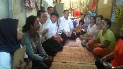 Berkunjung ke Rumah Warga, Menteri Rini Soemarno Duduk Lesehan di Tikar