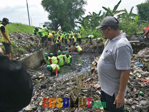 Antisipasi Banjir, Camat Medan Deli Turun Langsung Normalisasi Drainese dan Parit