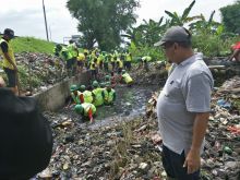Antisipasi Banjir, Camat Medan Deli Turun Langsung Normalisasi Drainese dan Parit