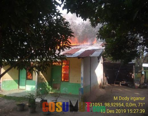 Diduga Arus Pendek, 3 Unit Rumah Dinas SDN Bandar Pinang Sergai Ludes Terbakar