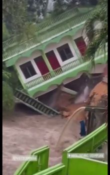 Hujan Deras di Padangsidimpuan, 1 Bangunan 2 Lantai Rubuh Ke Sungai