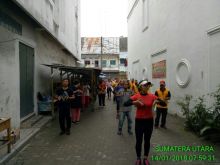 Wujudkan Promoter, Polsek Medan Baru Senam di Kampung Sejahtera