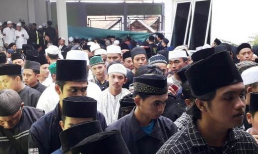 Jemaah Sholat Jenazah Habib Musthofa Meluber hingga ke Luar Masjid