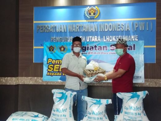 PWI Aceh Utara – Lhokseumawe Bagi Sembako untuk Wartawan