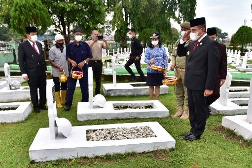 Gubernur Pimpin Ziarah Rombongan ke Makam Pahlawan HUT ke-73 Provsu