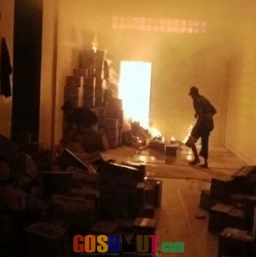 Gudang Mie Instan PT Indomarco di Sei Bamban Terbakar, Polisi Olah TKP