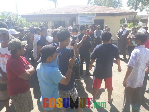 Kades dan Ratusan Masyarakat Desa Ambalutu Geruduk Kantor PTPN3 Ambalutu