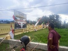 Pagar Tembok Mako Polres Palas di Hiasi Bendera Merah Putih dan Umbul -Umbul 