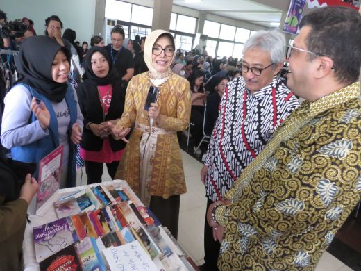 XL Axiata Ajak Mahasiswi Universitas Tanjungpura Atasi Bullying Melalui Sisternet Goes To Campus