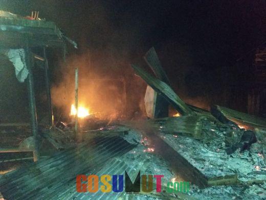 Diduga Arus Pendek, Rumah Semi Permanen Ludes Terbakar