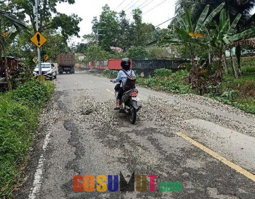 Jalan Nasional Berlubang Arah Lagundri-Sorake Nisel Hanya Dihampar Material Base Tanpa Pemadatan