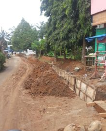 Warga Keluhkan Korekan Tanah Proyek Drainase di Galang Kota Ganggu Pengguna Jalan