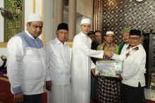 Wagubsu, Bupati Asahan, DMI Asahan dan Masyarakat Sholat Subuh Berjamaah di Masjid Agung H. Ahmad Bakrie Kisaran