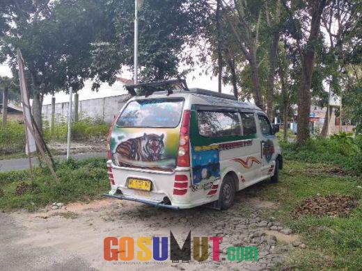Mobil Angkot Dicongkel Maling, Barang Jutaan Rupiah Dibawa Kabur