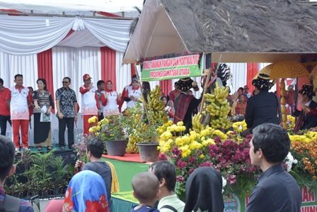 Karnaval Mobil Hias dan Defile  Marching Band Meriahkan HUT ke-70 Provsu