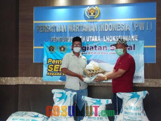 PWI Aceh Utara – Lhokseumawe Bagi  Sembako untuk Wartawan