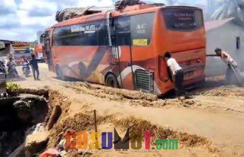 Bus Angkutan Umum Terperosok di Jalan Amblas di Jalinsum