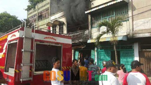 Tim Damkar Masih Berjibaku Padamkan Api di Jalan Yos Sudarso Medan