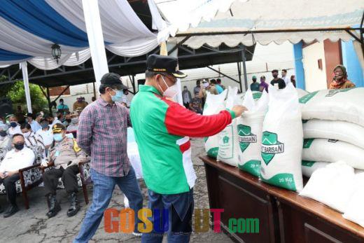 Akhyar Salurkan 300.000 Paket Bantuan Pemko Medan Tahap Kedua